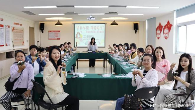 行”——关爱巾帼司机母亲节暖心活动麻将胡了免费试玩“香伴车程 母爱同(图3)